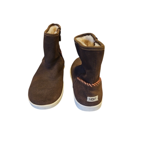 UGG White Label with Black Text Big Kids - Picture 4 of 6